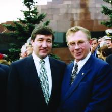 Министр топлива и энергетики Ю.К. Шафраник с министром природных ресурсов В.П. Орловым; Красная площадь, 1996 г.