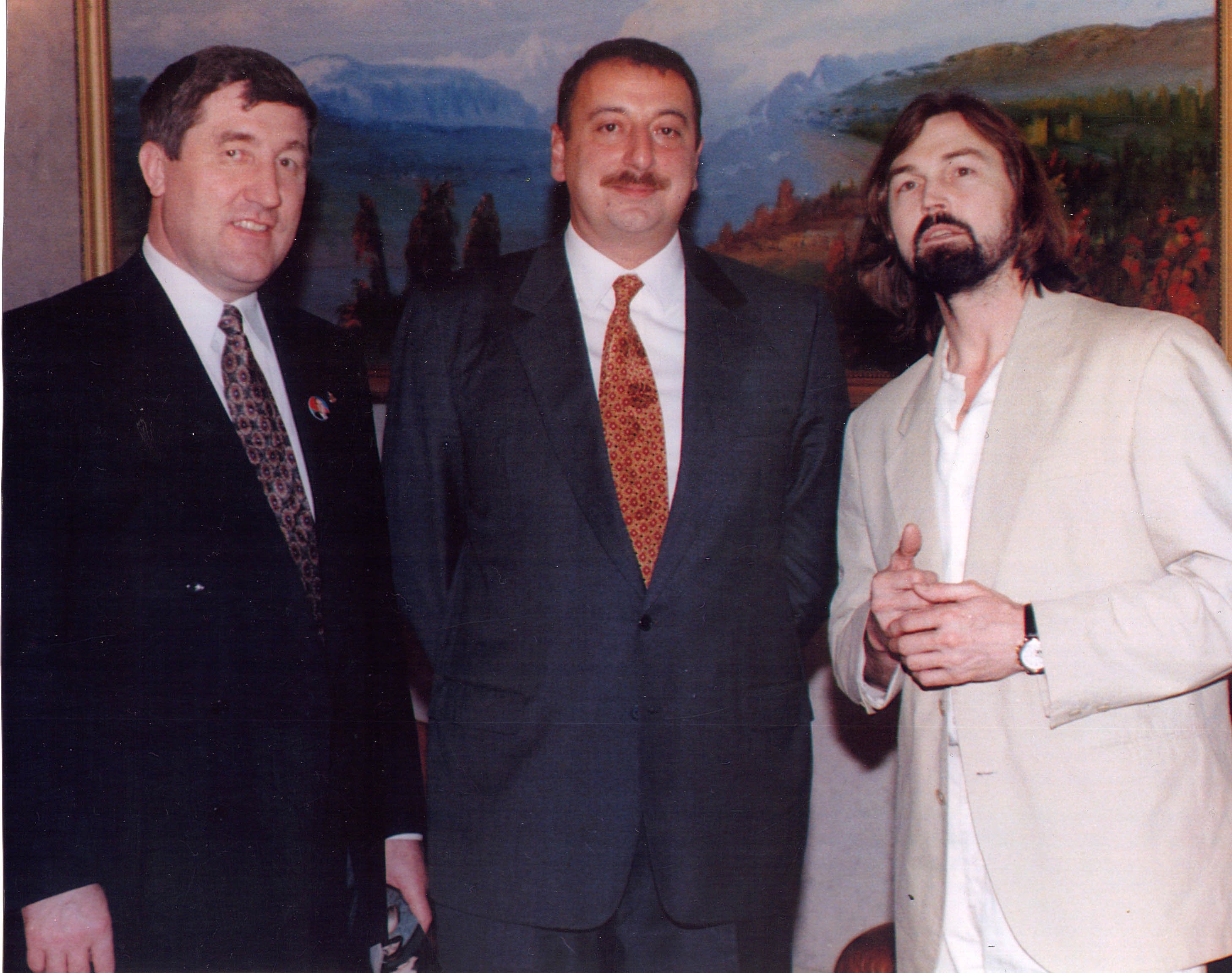 С президентом Азербайджана И.Г. Алиевым и художником Никасом Сафроновым; Баку, 1998 г.