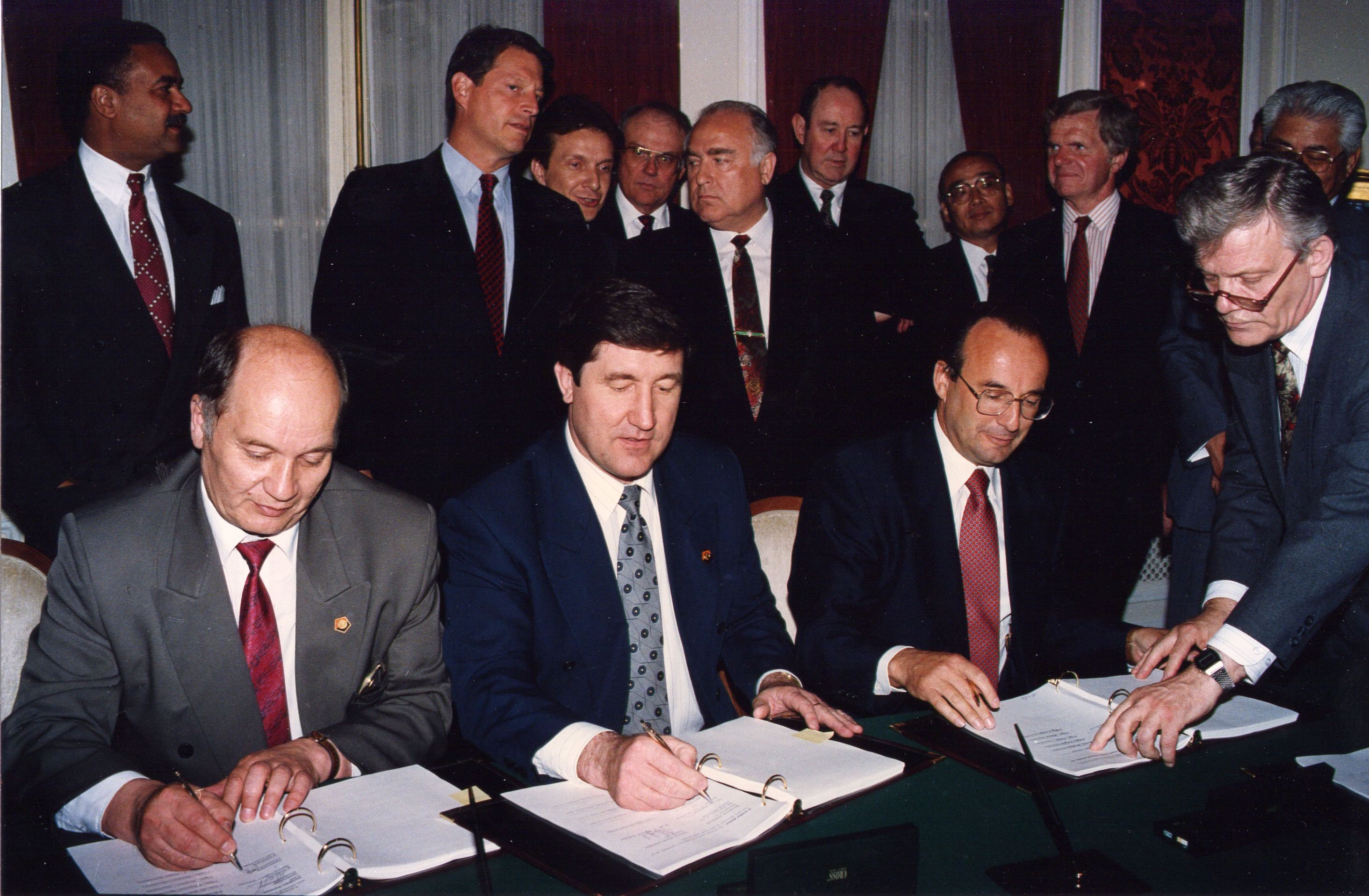 Подписание контракта по проекту «Сахалин-2»; 1994 г.