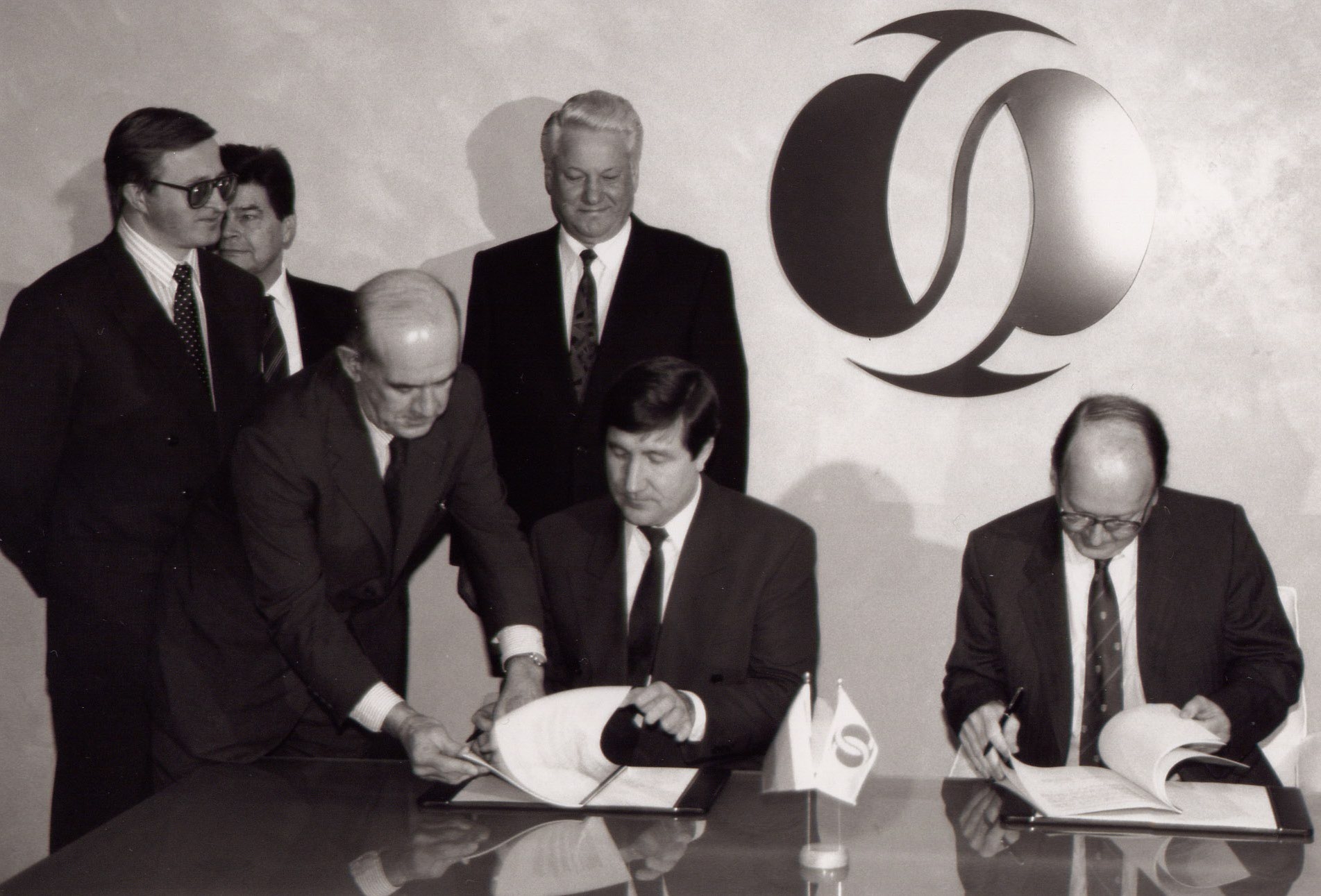 Подписание соглашения между Тюменской областью и Европейским банком реконструкции и развития; Лондон, 1992 г.
