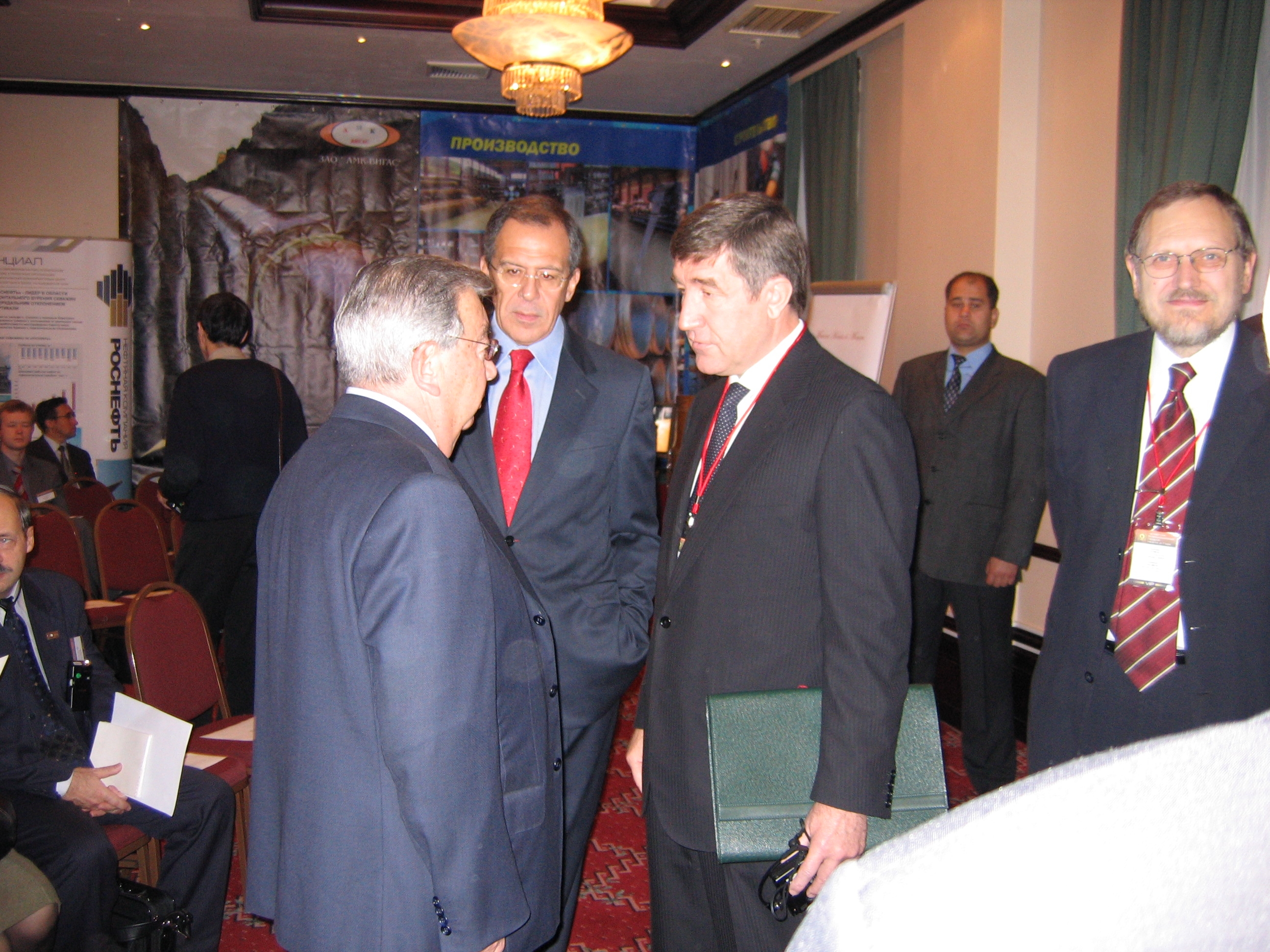 С Е.М. Примаковым и С.В. Лавровым на международной конференции по ТЭК; Москва, 2004 г.