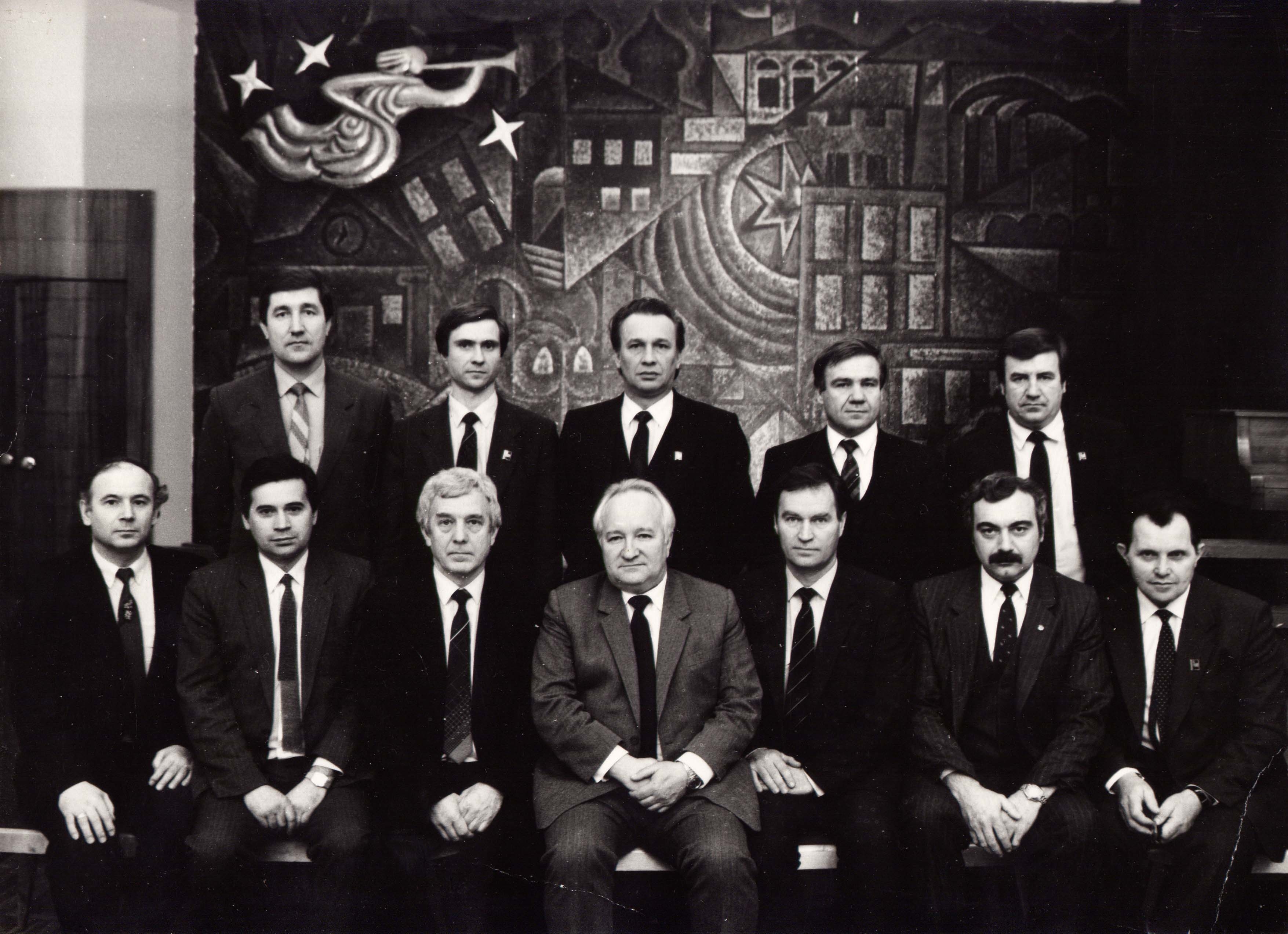 Нефтяные «генералы» Тюменской области с начальником  Главтюменнефтегаза В.И. Грайфером (в центре); г. Тюмень, 1990 г.