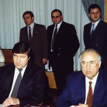На совещании в правительстве с В.С. Черномырдиным; 1994 г.
