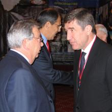 С Е.М. Примаковым и С.В. Лавровым на международной конференции по ТЭК; Москва, 2004 г.