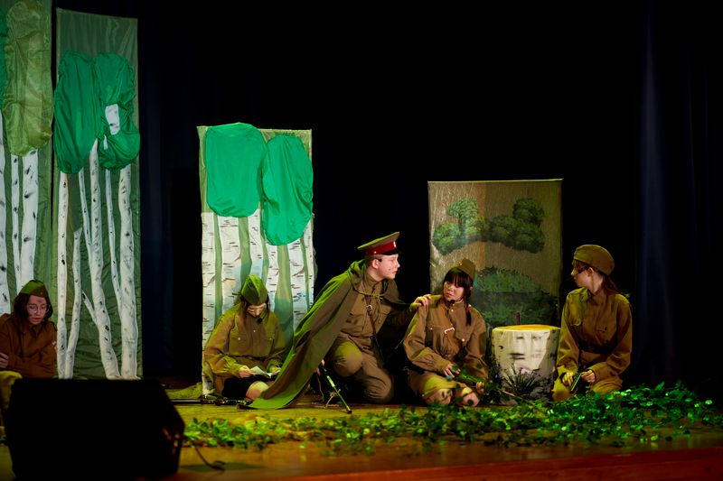 При поддержке Фонда «Наш выбор — Малая Родина» ребята из Карасульской средней школы в Тюменском индустриальном университете представили спектакль «А зори здесь тихие» по мотивам повести Бориса Васильева