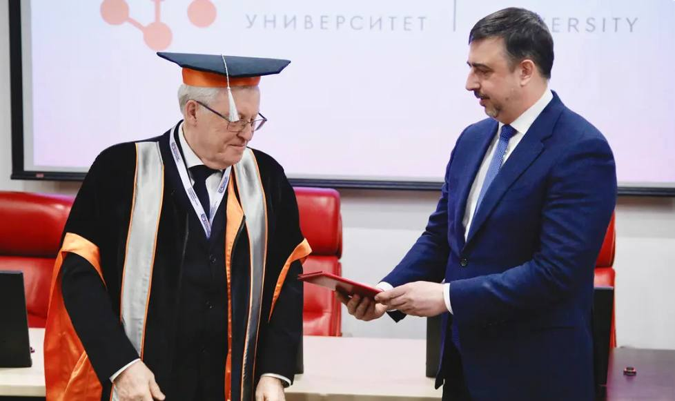 Члену Коллегии Высшего горного совета  академику Валерию Анатольевичу Крюкову торжественно вручены диплом и мантия почётного профессора Сибирского федерального университета